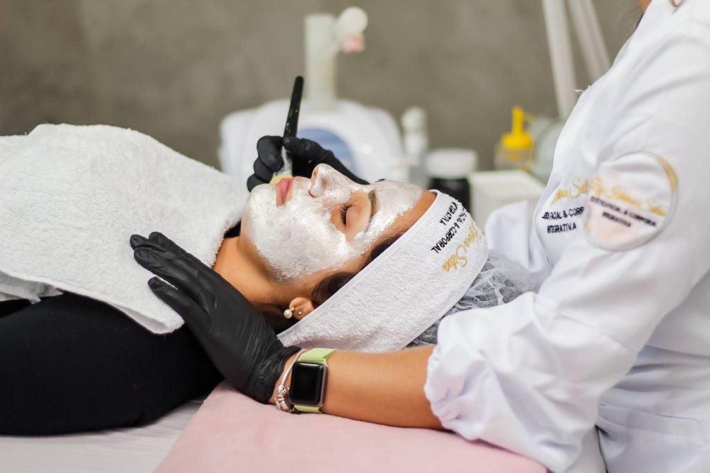 Clinica de estética em Arujá, tratamentos faciais e corporais, depilação a laser, limpeza de pele, preenchimento labial, depilação a cera